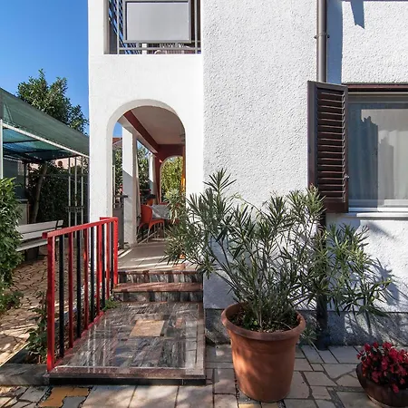 Guest house Lara 3*