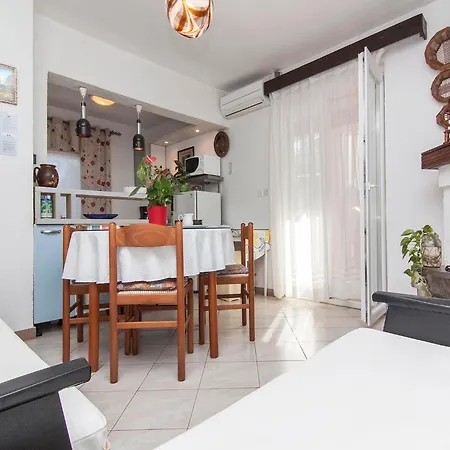 Guest house Lara 3*
